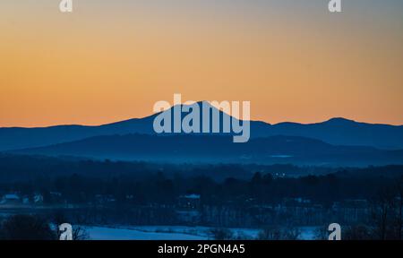 Kamel's Hump Mountain vor Sonnenaufgang im Winter Stockfoto