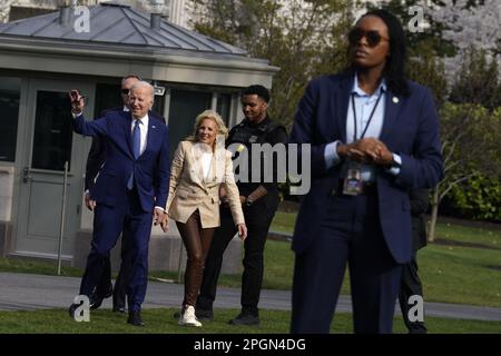 Washington, Usa. 23. März 2023. USA President Joe Biden und First Lady Jill Biden gehen auf dem South Lawn of the White House, bevor sie an Bord von Marine One gehen, um am 23. März 2023 nach Ottawa, Kanada, abzufahren. Foto: Yuri Gripas/UPI Kredit: UPI/Alamy Live News Stockfoto