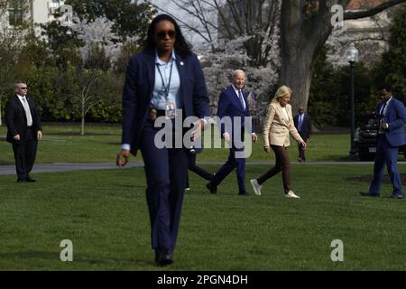 Washington, Usa. 23. März 2023. USA President Joe Biden und First Lady Jill Biden gehen auf dem South Lawn of the White House, bevor sie an Bord von Marine One gehen, um am 23. März 2023 nach Ottawa, Kanada, abzufahren. Foto: Yuri Gripas/UPI Kredit: UPI/Alamy Live News Stockfoto