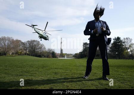Washington, Usa. 23. März 2023. USA Der Secret Service Agent kämpft mit dem Wind, während Marine One Hubschrauber mit Präsident Joe Biden an Bord startet vom Weißen Haus in Washington nach Ottawa, Kanada am 23. März 2023. Foto: Yuri Gripas/UPI Kredit: UPI/Alamy Live News Stockfoto