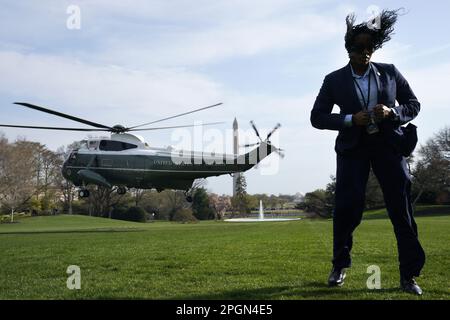 Washington, Usa. 23. März 2023. USA Der Secret Service Agent kämpft mit dem Wind, während Marine One Hubschrauber mit Präsident Joe Biden an Bord startet vom Weißen Haus in Washington nach Ottawa, Kanada am 23. März 2023. Foto: Yuri Gripas/UPI Kredit: UPI/Alamy Live News Stockfoto