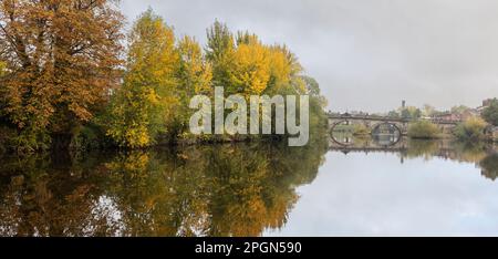 English Bridge und der Fluss Sieben an einem herrlichen Sommerabend in Shrewsbury Stockfoto