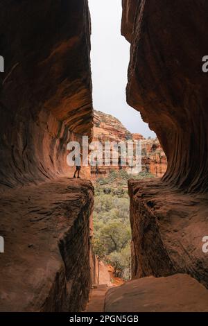 Ein junger Wanderer steht in der Subway Cave im Boynton Canyon, Sedona, Arizona Stockfoto