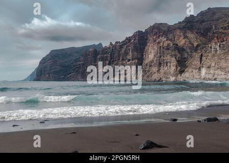 Blick auf den Atlantik und die Klippen von Los Gigantes vom vulkanischen schwarzen Sandstrand Playa de los Guios, Teneriffa, Kanarische Insel, Spanien Stockfoto