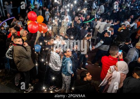 Jerusalem, Israel. 23. März 2023. Muslimische Araber feiern den ersten Tag des heiligen Fastenmonats des Muslims Ramadan in Jerusalem. Kredit: Ilia Yefimovich/dpa/Alamy Live News Stockfoto