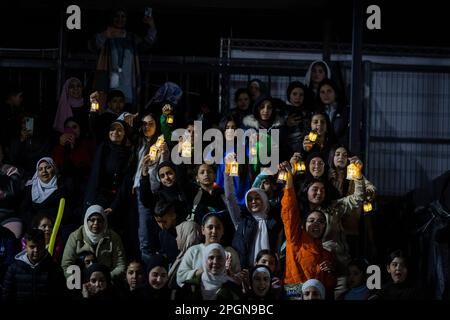 Jerusalem, Israel. 23. März 2023. Muslimische Araber feiern den ersten Tag des heiligen Fastenmonats des Muslims Ramadan in Jerusalem. Kredit: Ilia Yefimovich/dpa/Alamy Live News Stockfoto