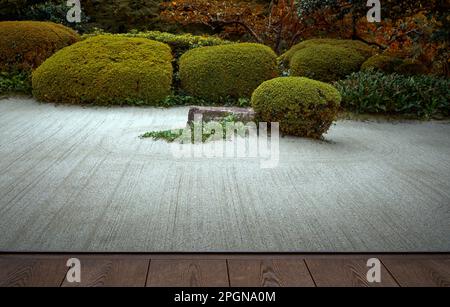 Shisendo (詩仙堂): Schließung eines Zen-Gartens (枯山水) in Kyoto im Herbst von einer Zen-Tempelveranda (縁側) Stockfoto