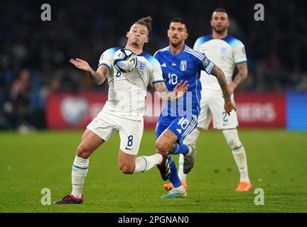 Englands Kalvin Phillips (links) und Italiens Lorenzo Pellegrini kämpfen um den Ball während des Qualifikationsspiels der UEFA Euro 2024 im Diego Armando Maradona Stadium in Neapel, Italien. Foto: Donnerstag, 23. März 2023. Stockfoto