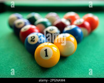 Billardkugeln sind im Dreieck auf dem grünen Tisch, selektiver Fokus. Konzept von Billard-, Billard- oder Snookerspielen Stockfoto