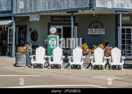 Fünf weiße Adirondack-Stühle stehen vor dem historischen Los Olivos General Store im Dorf Los Olivos, Kalifornien. Stockfoto