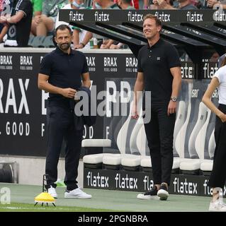 Gladbach, Deutschland. 13. Aug. 2021. firo 1.Bundesliga. 2021/2022 Fußball: Fußball: 13.08.2021 VfL Borussia Monchengladbach, Gladbach, Moenechengladbach - FC Bayern München, München 1:1 Gesture, Bayern, Coach Julian Nagelsmann mit Manager Hasan Salihamidzic www.firosportphoto.de, Copyright des firo Sportfotos: Coesfelder Str. 207 D-48249 Dulmen www.firosportphoto.de mail@firosportphoto.de italienische Bank: DE68430601290341117100 BIC : GENODEM1BOC Tel: 49-2594-9916004 Fax: 49-2594- 9916005 Guthaben: dpa/Alamy Live News Stockfoto