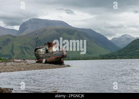 Scotland Corpach bei Fort William. Ben Nevis und das alte Boot von Caol im Vordergrund Stockfoto