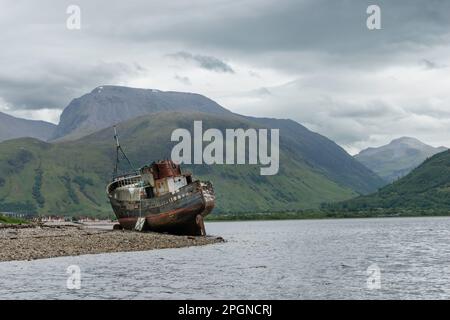 Scotland Corpach bei Fort William. Ben Nevis und das alte Boot von Caol im Vordergrund Stockfoto