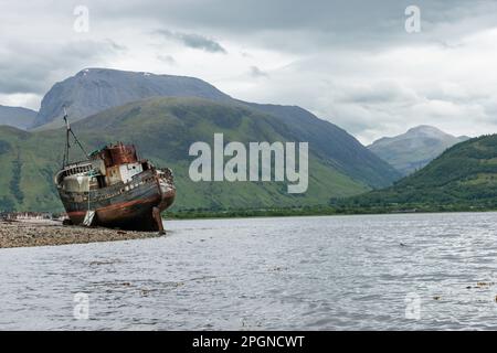 Scotland Corpach bei Fort William. Ben Nevis und das alte Boot von Caol im Vordergrund Stockfoto