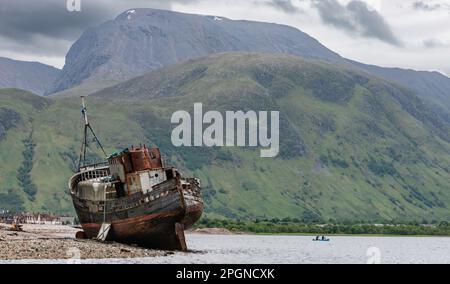 Scotland Corpach bei Fort William. Ben Nevis und das alte Boot von Caol im Vordergrund Stockfoto