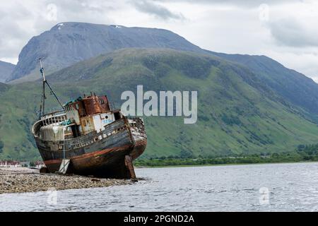 Scotland Corpach bei Fort William. Ben Nevis und das alte Boot von Caol im Vordergrund Stockfoto