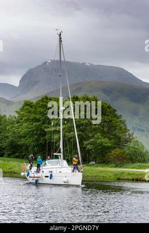 Schottland, Great Glen Way und Caledonian Canal. Yacht nähert sich Corpach Locks mit Ben Nevis im Hintergrund Stockfoto