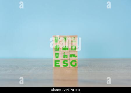 Holzwürfel mit der Abkürzung ESG auf blauem Hintergrund. ESG-Konzept von Umwelt, Soziales und Governance. Nachhaltige Unternehmensentwicklung Stockfoto