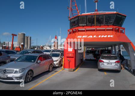 Blick an Bord der Sealink Fähre mit Fahrzeugen vom Stadtzentrum von Auckland nach Waiheke Island. Fähre, Verladung, mercedes, Stockfoto