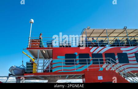 Blick an Bord der Sealink Fähre mit Fahrzeugen vom Stadtzentrum von Auckland nach Waiheke Island. Stockfoto