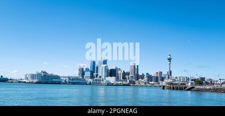 Blick an Bord der Sealink Fähre mit Fahrzeugen vom Stadtzentrum von Auckland nach Waiheke Island. Das Stadtzentrum von der Hafenfähre Stockfoto