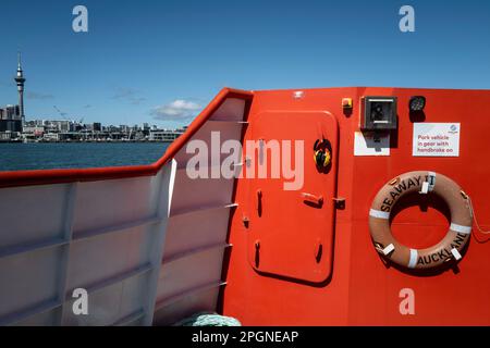 Blick an Bord der Sealink Fähre mit Fahrzeugen vom Stadtzentrum von Auckland nach Waiheke Island. Sky Tower, Schiffssicherheit, Stockfoto