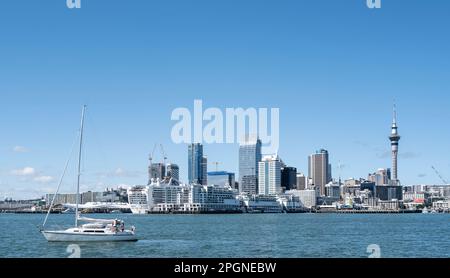 Blick an Bord der Sealink Fähre mit Fahrzeugen vom Stadtzentrum von Auckland nach Waiheke Island. Das Stadtzentrum von der Hafenfähre Stockfoto