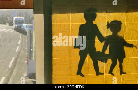 Schild „Studententransport“ an den hinteren Fenstern des Busses angebracht. Selektiver Fokus Stockfoto