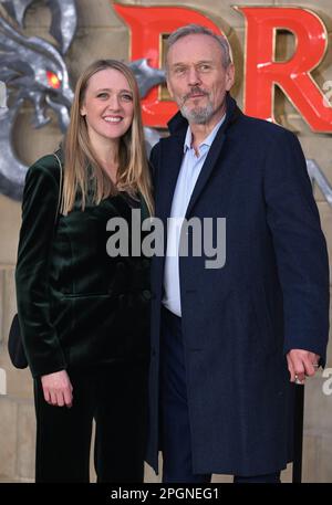 London, Großbritannien. 23. März 2023. 23. März 2023, London, Großbritannien. Emily Head und Anthony Head treffen auf der britischen Premiere von Dungeons & Dragons: Honour Better Thieves, Cineworld Leicester Square, London ein. Kredit: Doug Peters/Alamy Live News Stockfoto