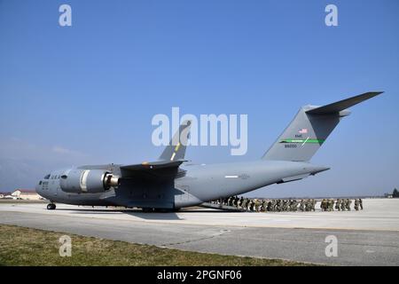 FALLSCHIRMJÄGER DER US-Armee, die dem 2. Bataillon, dem 503. Parachute Infanterie-Regiment, der 173. Luftwaffe zugeteilt sind, laden eine C-17 aus dem 446. Luftwaffenflügel, in Vorbereitung auf eine Luftwaffe anlässlich des 20. Jahrestags der Operation Northern Delay am 22. März 2023 auf dem Luftwaffenstützpunkt Aviano, Italien. Die Operation Nord verzögerte sich am 26. März 2003 im Rahmen der Invasion Iraks im Jahr 2003. Dabei wurden 1.000 Fallschirmjäger der 173. Luftwaffe in den Nordirak gebracht. Es war die letzte groß angelegte Fallschirmoperation, die vom US-Militär seit der Operation "nur Ursache" durchgeführt wurde. Die Operation Stockfoto