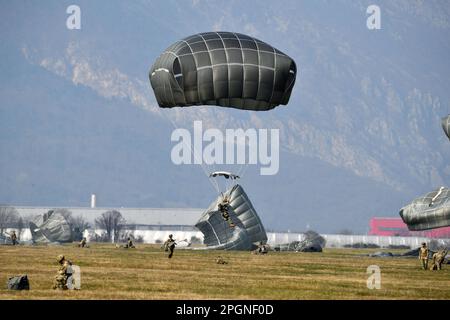 FALLSCHIRMJÄGER DER US-Armee, die dem 2. Bataillon, dem 503. Infanterie-Regiment und der 173. Brigade zugeteilt wurden, steigen nach dem Verlassen einer C-17 aus dem 446. Luftwaffenflügel in die Juliet-Drope-Zone ab, während eines Luftwaffeneinsatzes anlässlich des 20. Jahrestages der Operation Northern Delay, Pordenone, Italien, am 22. März 2023. Die Operation Nord verzögerte sich am 26. März 2003 im Rahmen der Invasion Iraks im Jahr 2003. Dabei wurden 1.000 Fallschirmjäger der 173. Luftwaffe in den Nordirak gebracht. Es war die letzte groß angelegte Fallschirmoperation, die das US-Militär seit der Operation durchgeführt hat Stockfoto