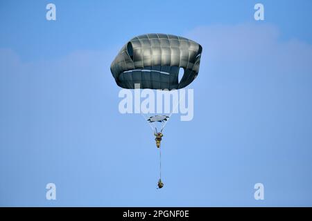 Ein Fallschirmjäger der US-Armee, der dem 2. Bataillon, dem 503. Parachute-Infanterie-Regiment, der 173. Luftwaffe zugeteilt wurde, geht in die Juliet-Drope-Zone, nachdem er eine C-17 vom 446. Luftwaffenflügel verlassen hatte, während eines Luftwaffeneinsatzes anlässlich des 20. Jahrestages der Operation Northern Delay, Pordenone, Italien, am 22. März 2023. Die Operation Nord verzögerte sich am 26. März 2003 im Rahmen der Invasion Iraks im Jahr 2003. Dabei wurden 1.000 Fallschirmjäger der 173. Luftwaffe in den Nordirak gebracht. Es war die letzte groß angelegte Fallschirmoperation, die das US-Militär seit der Oper durchgeführt hat Stockfoto