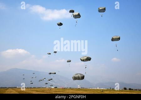 FALLSCHIRMJÄGER DER US-Armee, die dem 2. Bataillon, dem 503. Infanterie-Regiment und der 173. Brigade zugeteilt wurden, steigen nach dem Verlassen einer C-17 aus dem 446. Luftwaffenflügel in die Juliet-Drope-Zone ab, während eines Luftwaffeneinsatzes anlässlich des 20. Jahrestages der Operation Northern Delay, Pordenone, Italien, am 22. März 2023. Die Operation Nord verzögerte sich am 26. März 2003 im Rahmen der Invasion Iraks im Jahr 2003. Dabei wurden 1.000 Fallschirmjäger der 173. Luftwaffe in den Nordirak gebracht. Es war die letzte groß angelegte Fallschirmoperation, die das US-Militär seit der Operation durchgeführt hat Stockfoto