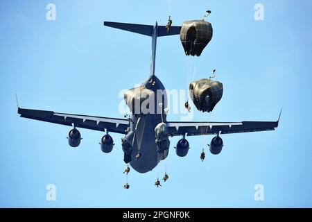 FALLSCHIRMJÄGER DER US-Armee, die dem 2. Bataillon, dem 503. Infanterie-Regiment und der 173. Brigade zugeteilt wurden, steigen in die Juliet Drope Zone ab, nachdem sie einen C-17 aus dem 446. Luftwaffenflügel während eines Luftwaffeneinsatzes zum 20. Jahrestag der Operation Northern Delay, Pordenone, Italien, am 22. März 2023 verlassen hatten. Die Operation Nord verzögerte sich am 26. März 2003 im Rahmen der Invasion Iraks im Jahr 2003. Dabei wurden 1.000 Fallschirmjäger der 173. Luftwaffe in den Nordirak gebracht. Es war die letzte groß angelegte Fallschirmoperation, die das US-Militär seit der Operatio durchgeführt hat Stockfoto