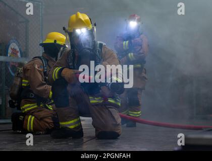 230322-N-VI040-1141 ATSUGI, Japan (22. März 2023) Kommandeur, Regionale Feuerwehr der Marine Japan (CNFJRFD), Naval Air Facility (NAF) Atsugi, Japan, Feuerwehrleute reagieren auf einen simulierten Brand während der Übung Reliant Gale 2023 an Bord der NAF Atsugi am 22. März 2023. Reliant Gale ist eine jährliche Übung, die dazu dient, den Stand der Notfallvorsorge, die Verantwortlichkeit des Personals sowie die Evakuierungs- und Wiederherstellungsmaßnahmen einer Anlage während einer Naturkatastrophe zu testen und zu bewerten. (USA Marinefoto von Mass Communication Specialist 2. Class Rafael Avelar) Stockfoto