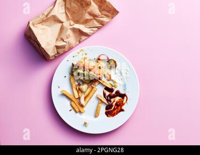 Studiofoto von halb gefressenem Fast Food Stockfoto