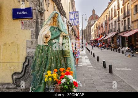 Statue und Schrein des Heiligen Todes, Teil des Santa Muerte-Kult, der von Drogenkartellen verehrt wird, an der Ecke Alhondiga Street und Jesus Maria Street in der Nähe der Zona Centro in Mexiko-Stadt, Mexiko. Der Heilige Tod wird als Mischung aus dem Sensenmann und der Jungfrau von Guadeloupe dargestellt und gilt als mexikanischer Neopaganismus-Volkskult. Stockfoto