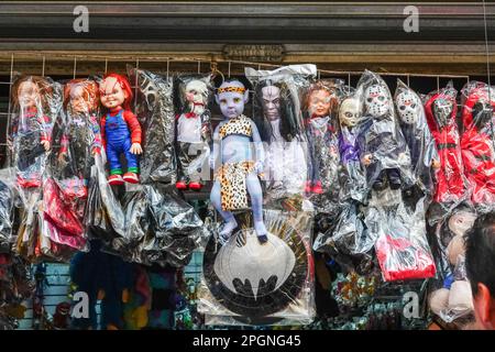 Seltsame Puppen, die Figuren aus Horrorfilmen repräsentieren, sind in einem Laden in der Nähe der Zona Centro in Mexiko-Stadt, Mexiko, erhältlich. Stockfoto