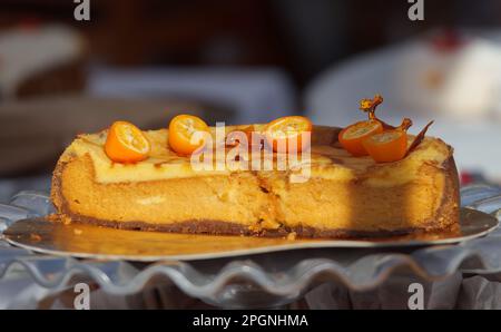 Obstkäsekuchen mit Kumquat-Hälften oben, ausgestellt auf dem Stand einer lokalen Konditorei auf dem Prager Bauernmarkt Stockfoto