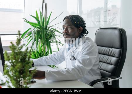 Junger Arzt im Praxisdienst Stockfoto