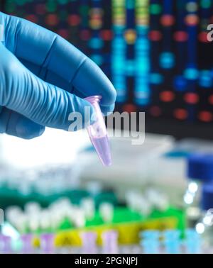 Hand eines Wissenschaftlers, der DNA-Teströhrchen hält Stockfoto