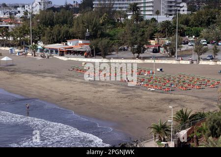 Fast menschenleerer Strand von San Agustin, Gran Canaria, Spanien Stockfoto