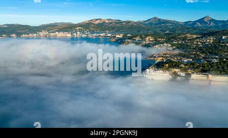 Spanien, Mallorca, Santa Ponca, Luftaufnahme des dichten Nebels vor der Küstenstadt Stockfoto