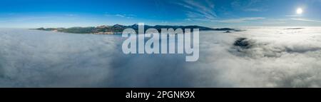 Spanien, Mallorca, Santa Ponca, Panoramablick auf dichten Nebel vor der Küstenstadt Stockfoto