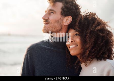 Glückliches, liebevolles Paar, das Zeit zusammen am Strand verbringt Stockfoto