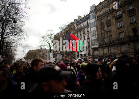 Paris, Frankreich. 23. März 2023. Am 23. März 2023 in Paris, Frankreich, protestieren die Menschen gegen ein Rentenreformgesetz. Am Donnerstag schlossen sich über 1 Millionen Menschen in Frankreich landesweiten Protesten an und lehnten das von der Regierung vorgeschlagene Rentenreformgesetz ab, das das Rentenalter von 62 auf 64 Jahre anheben würde, sagte das französische Innenministerium am Donnerstagabend. Kredit: Glenn Gervot/Xinhua/Alamy Live News Stockfoto