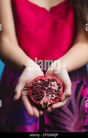 Hände einer Frau mit Granatapfelfrucht Stockfoto