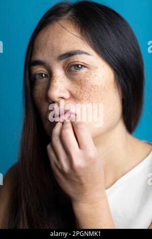 Frau mit Sommersprossen vor farbigem Hintergrund Stockfoto