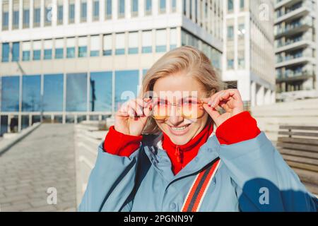 Glückliche Frau mit farbenfroher Sonnenbrille Stockfoto