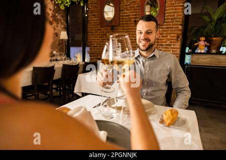 Paar toasten Weingläser im Restaurant Stockfoto